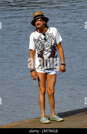 Steven Tyler, soixante-trois ans, juge « American Idol » et rocker d'Aerosmith, se rend décontracté dans un t-shirt et quelques shorts très courts qui montrent ses jambes fines alors qu'il se dirige vers une sortie en bateau avec un groupe de gars. Maui, Bonjour. 6/8/11. Banque D'Images