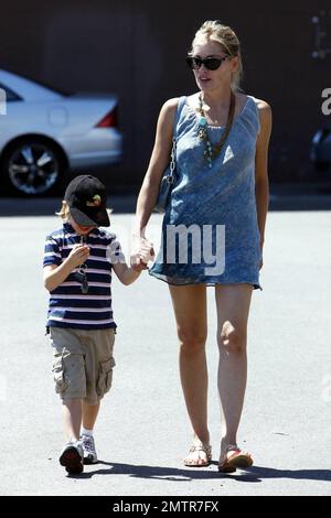 Portant une robe bleue simple et des sandales, Sharon Stone emmène son fils Laird à Color Me Mine où elle l'aide à peindre sa propre voiture de course. Les deux semblent avoir un bon moment ensemble de travailler sur le projet. Beverly Hills, Californie. 8/26/10. Banque D'Images