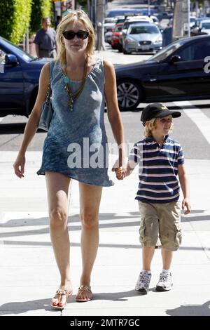 Portant une robe bleue simple et des sandales, Sharon Stone emmène son fils Laird à Color Me Mine où elle l'aide à peindre sa propre voiture de course. Les deux semblent avoir un bon moment ensemble de travailler sur le projet. Beverly Hills, Californie. 8/26/10. Banque D'Images