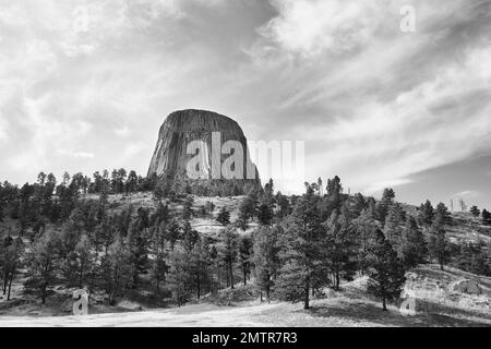 Devils Tower dans le Wyoming dans le noir et blanc spectaculaire Banque D'Images