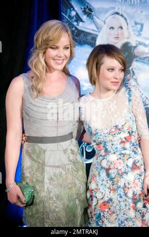 L'actrice australienne Abbie Cornish et Emily Browning lors de la première australienne de 'Cucker Punch' qui a eu lieu dans Event Cinemas George Street. Le film épique d'action fantastique, réalisé par le réalisateur Zack Snyder et le réalisateur de 'Watchmens' et '300', sur une fille qui tente d'échapper à un asile avec l'aide de ses amis en se retenant dans son esprit, a ouvert la voie à des critiques mitigées. Browning, qui joue le rôle principal de Baby Doll, portait une jolie robe à motif fleuri et dentelle. Sydney, Australie. 04/03/11. Banque D'Images