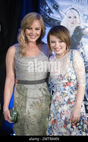 L'actrice australienne Abbie Cornish et Emily Browning lors de la première australienne de 'Cucker Punch' qui a eu lieu dans Event Cinemas George Street. Le film épique d'action fantastique, réalisé par le réalisateur Zack Snyder et le réalisateur de 'Watchmens' et '300', sur une fille qui tente d'échapper à un asile avec l'aide de ses amis en se retenant dans son esprit, a ouvert la voie à des critiques mitigées. Browning, qui joue le rôle principal de Baby Doll, portait une jolie robe à motif fleuri et dentelle. Sydney, Australie. 04/03/11. Banque D'Images