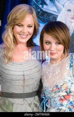 L'actrice australienne Abbie Cornish et Emily Browning lors de la première australienne de 'Cucker Punch' qui a eu lieu dans Event Cinemas George Street. Le film épique d'action fantastique, réalisé par le réalisateur Zack Snyder et le réalisateur de 'Watchmens' et '300', sur une fille qui tente d'échapper à un asile avec l'aide de ses amis en se retenant dans son esprit, a ouvert la voie à des critiques mitigées. Browning, qui joue le rôle principal de Baby Doll, portait une jolie robe à motif fleuri et dentelle. Sydney, Australie. 04/03/11. Banque D'Images