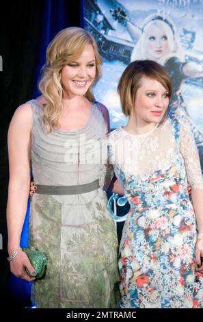 L'actrice australienne Abbie Cornish et Emily Browning lors de la première australienne de 'Cucker Punch' qui a eu lieu dans Event Cinemas George Street. Le film épique d'action fantastique, réalisé par le réalisateur Zack Snyder et le réalisateur de 'Watchmens' et '300', sur une fille qui tente d'échapper à un asile avec l'aide de ses amis en se retenant dans son esprit, a ouvert la voie à des critiques mitigées. Browning, qui joue le rôle principal de Baby Doll, portait une jolie robe à motif fleuri et dentelle. Sydney, Australie. 04/03/11. Banque D'Images