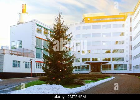 Paimio Sanatorium et arbre de Noël en hiver. Le sanatorium a été conçu par Alvar Aalto. Paimio, Finlande. 1 janvier 2023. - Léger filtrage appliqué. Banque D'Images