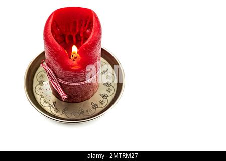 Une bougie brûlante avec une montagne décorée pour Noël et l'Avent isolée sur un fond blanc Banque D'Images