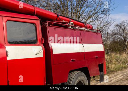 gros plan sur les mots d'incendie et de sauvetage sur le camion d'incendie rouge. Banque D'Images