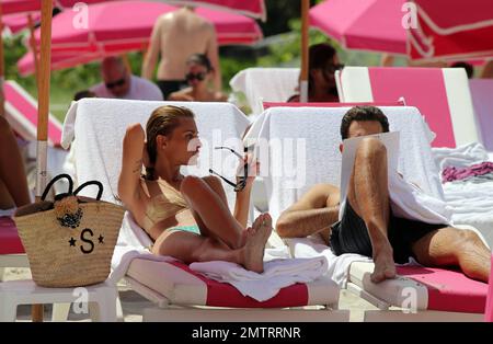 Sveva Alviti porte un bikini vert et or mal assorti montrant son tatouage pelvien et son cadre fin. Miami Beach, Floride. 16th août 2014. Banque D'Images