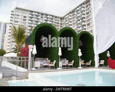 Exclusif !! C'est l'hôtel Mondrian exclusif de South Beach où Jessica Szohr et Ed Westwick ont passé le week-end et ont finalement montré au monde qu'ils étaient un couple. Cet hôtel au bord de l'eau, inspiré d'un conte de fées, comprend un jardin de baisers, plusieurs piscines, un spa et une salle de sport, un salon extérieur et un salon au coucher du soleil. Miami, Floride. 3/21/09. Banque D'Images