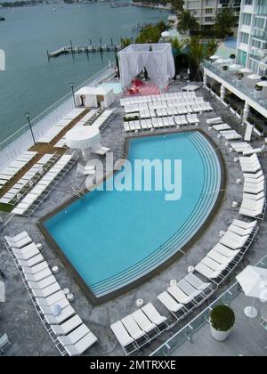 Exclusif !! C'est l'hôtel Mondrian exclusif de South Beach où Jessica Szohr et Ed Westwick ont passé le week-end et ont finalement montré au monde qu'ils étaient un couple. Cet hôtel au bord de l'eau, inspiré d'un conte de fées, comprend un jardin de baisers, plusieurs piscines, un spa et une salle de sport, un salon extérieur et un salon au coucher du soleil. Miami, Floride. 3/21/09. Banque D'Images