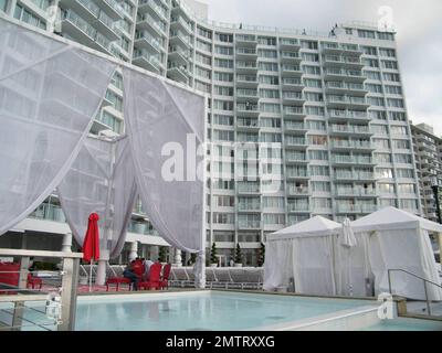 Exclusif !! C'est l'hôtel Mondrian exclusif de South Beach où Jessica Szohr et Ed Westwick ont passé le week-end et ont finalement montré au monde qu'ils étaient un couple. Cet hôtel au bord de l'eau, inspiré d'un conte de fées, comprend un jardin de baisers, plusieurs piscines, un spa et une salle de sport, un salon extérieur et un salon au coucher du soleil. Miami, Floride. 3/21/09. Banque D'Images