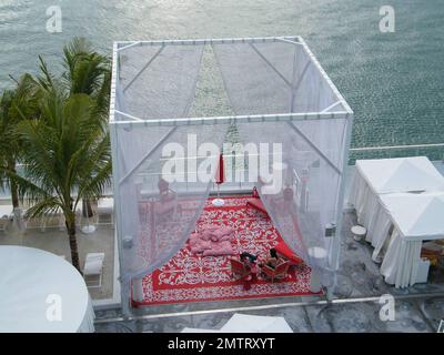Exclusif !! C'est l'hôtel Mondrian exclusif de South Beach où Jessica Szohr et Ed Westwick ont passé le week-end et ont finalement montré au monde qu'ils étaient un couple. Cet hôtel au bord de l'eau, inspiré d'un conte de fées, comprend un jardin de baisers, plusieurs piscines, un spa et une salle de sport, un salon extérieur et un salon au coucher du soleil. Miami, Floride. 3/21/09. Banque D'Images
