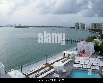 Exclusif !! C'est l'hôtel Mondrian exclusif de South Beach où Jessica Szohr et Ed Westwick ont passé le week-end et ont finalement montré au monde qu'ils étaient un couple. Cet hôtel au bord de l'eau, inspiré d'un conte de fées, comprend un jardin de baisers, plusieurs piscines, un spa et une salle de sport, un salon extérieur et un salon au coucher du soleil. Miami, Floride. 3/21/09. Banque D'Images