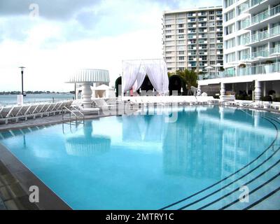 Exclusif !! C'est l'hôtel Mondrian exclusif de South Beach où Jessica Szohr et Ed Westwick ont passé le week-end et ont finalement montré au monde qu'ils étaient un couple. Cet hôtel au bord de l'eau, inspiré d'un conte de fées, comprend un jardin de baisers, plusieurs piscines, un spa et une salle de sport, un salon extérieur et un salon au coucher du soleil. Miami, Floride. 3/21/09. Banque D'Images