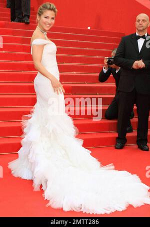 Elsa Pataky pose dans une superbe robe en queue de poisson à plusieurs niveaux blanche lors de la première de « You will meet a Tall Dark Stranger » le quatrième jour du Festival de Cannes 63rd. La sombre comédie romantique, écrite et dirigée par Woody Allen, raconte l'histoire de trois couples dysfonctionnels vivant et travaillant à Londres, avec Naomi Watts, Josh Brolin et Anthony Hopkins. Londres, Royaume-Uni. 05/15/10. Banque D'Images