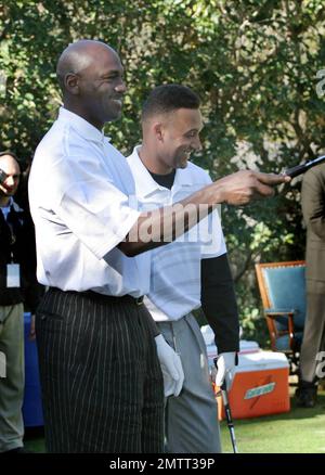 Derek Jeter et Michael Jordan plaisantent au 5ème trou pendant le tournoi de golf Celebrity de Jeter's Turn 2 Foundation à Tampa, lundi. 1/16/06 Banque D'Images