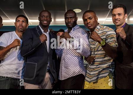 Le boxeur Ronald « Winky » Wright (FL), ancien tireur de boxe à tête de lit et analyste de boxe en ring Showtime Antonio « Magic Man » Tarver (L), le perforateur de puissance inbattu Lateef « Power » Kayode (C), le Boxer Peter « Kid Chocolate » Quillin (R) et le Boxer DvinRodriguez (FR) lors de la conférence de presse du Home Depot Center. Carson, Californie. 31st mai 2012. Banque D'Images