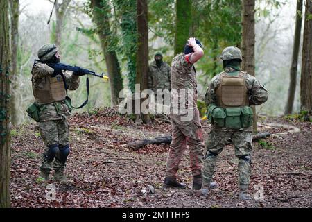 Des soldats ukrainiens au cours de leur entraînement dans la plaine de Salisbury, dans le Wiltshire, où les forces armées australiennes soutiennent la formation de recrues ukrainiennes dirigée par le Royaume-Uni. Date de la photo: Mercredi 1 février 2023. Banque D'Images