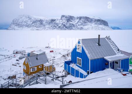 Maisons colorées accrochant sur le flanc de la montagne à Uummannaq dans l'ouest du Groenland Banque D'Images