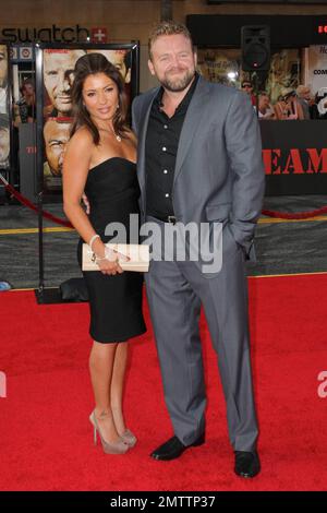 Joe Carnahan arrive à la première de 'l'A-Team' qui a eu lieu au théâtre chinois de Grauman accompagné de fanfare militaire de nouveauté. Le film d'action et d'aventure, dont les stars Liam Neeson et la nouvelle hunk d'Hollywood Bradley Cooper, sera sorti dans les théâtres de 11 juin, en lançant la saison des Blockbusters d'été. L'été dernier, Cooper a joué dans la comédie The Hangover, qui est en course pour le prix du meilleur film lors des MTV Movie Awards 2010. 'The A-Team' est basé sur 1983-87 séries américaines de télévision du même nom. Los Angeles, Californie. 06/03/10. . Banque D'Images