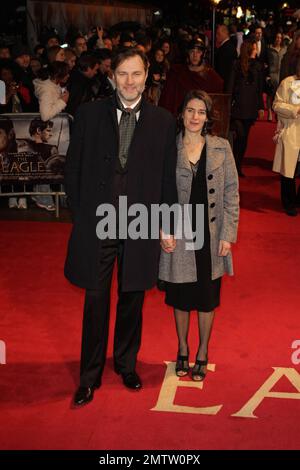 David Morrissey et la femme Esther Freud, romancière britannique, fille du peintre Lucien Freud et arrière-petite-fille de Sigmund Freud, posent pour les photographes sur le tapis rouge à la première britannique de 'The Eagle', dirigée par Kevin Macdonald et mettant en vedette Channing Tatum, Jamie Bell et Donald Sutherland, tenue à l'Empire Leicester Square. Le travail passé de Director Macdonald comprend « État du jeu » et « le dernier roi d'Écosse ». Londres, Royaume-Uni. 03/09/11. Banque D'Images