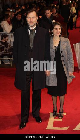 David Morrissey et la femme Esther Freud, romancière britannique, fille du peintre Lucien Freud et arrière-petite-fille de Sigmund Freud, posent pour les photographes sur le tapis rouge à la première britannique de 'The Eagle', dirigée par Kevin Macdonald et mettant en vedette Channing Tatum, Jamie Bell et Donald Sutherland, tenue à l'Empire Leicester Square. Le travail passé de Director Macdonald comprend « État du jeu » et « le dernier roi d'Écosse ». Londres, Royaume-Uni. 03/09/11. Banque D'Images