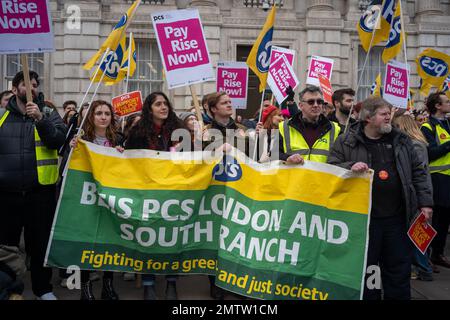 Londres/Royaume-Uni 01 février 2023. L'action de grève du NEU (Syndicat national de l'éducation) a amené des milliers d'enseignants et de personnel enseignant dans la rue de Londres, exigeant de meilleurs salaires et de meilleures conditions. Aubrey Fagon/Alamy Live News Banque D'Images