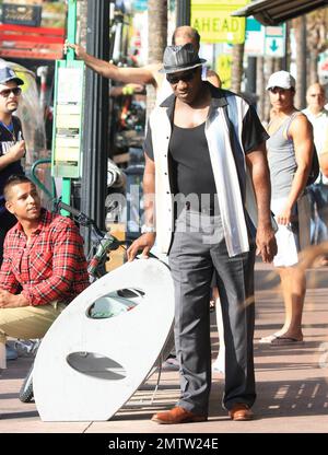 Tournage sur place Michael Clarke Duncan, Saffron Burrows et Geoff Stults filme une scène pour la série télévisée "The Finder". Entre les coups, Michael a fait des coups de pompe sur un lampadaire et a bavardé avec les fans tandis que Geoff a posé pour une photo avec quelques fans de son propre. Le safran, qui s'est assis dans un cabriolet et a regardé à travers des jumelles pendant sa scène, avait l'air mignon dans une mini jupe coupe en denim avec des bottes de cow-boy et des leggings. Miami, Floride. 02/26/11. Banque D'Images