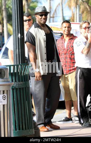 Tournage sur place Michael Clarke Duncan, Saffron Burrows et Geoff Stults filme une scène pour la série télévisée "The Finder". Entre les coups, Michael a fait des coups de pompe sur un lampadaire et a bavardé avec les fans tandis que Geoff a posé pour une photo avec quelques fans de son propre. Le safran, qui s'est assis dans un cabriolet et a regardé à travers des jumelles pendant sa scène, avait l'air mignon dans une mini jupe coupe en denim avec des bottes de cow-boy et des leggings. Miami, Floride. 02/26/11. Banque D'Images