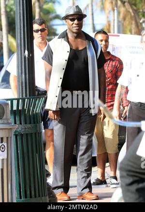 Tournage sur place Michael Clarke Duncan, Saffron Burrows et Geoff Stults filme une scène pour la série télévisée "The Finder". Entre les coups, Michael a fait des coups de pompe sur un lampadaire et a bavardé avec les fans tandis que Geoff a posé pour une photo avec quelques fans de son propre. Le safran, qui s'est assis dans un cabriolet et a regardé à travers des jumelles pendant sa scène, avait l'air mignon dans une mini jupe coupe en denim avec des bottes de cow-boy et des leggings. Miami, Floride. 02/26/11. Banque D'Images