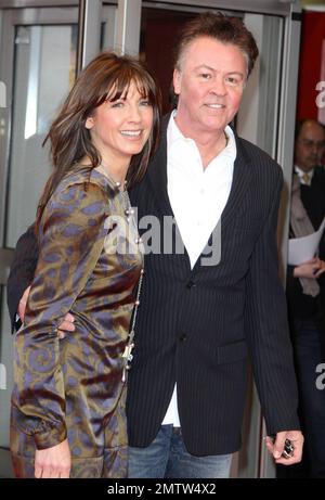 Le chanteur Paul Young et partenaire Stacey Smith marchent le tapis rouge à la première mondiale de 'The Heavy', un thriller réalisé par Marcus Warren, à Leicester Square. Londres, Royaume-Uni. 04/15/10. . Banque D'Images