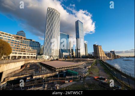 LONDRES - 4 novembre 2020: Canary Wharf gratte-ciels modernes avec construction en premier plan Banque D'Images