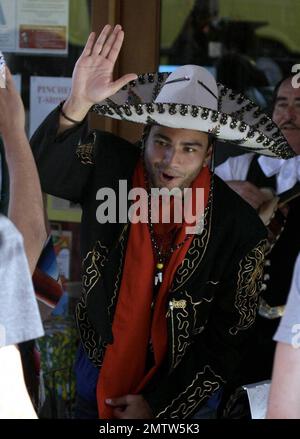 La distribution des films « The Hills » la fête d'anniversaire de Frankie Delgado aux pincements Tacos. Le groupe comprenait Kristin Cavallari, Brody Jenner et la petite amie Playmate de l'année 2008, Jayden Nicole, Lo Bosworth et Stephanie Pratt, entre autres. Les festivités comprenaient un groupe de mariachi et une pinata, que Frankie a finalement cassé, en enlevant son bandeau après plusieurs essais. Pendant la fête, Brody et Frankie ont fait don de sombreros et de grands fake moustaches et Frankie a joué un nombre avec le groupe mariachi en costume. Avec beaucoup de nourriture, de boissons et d'amis, il semble que tout le monde ait passé un bon moment. Hé Banque D'Images