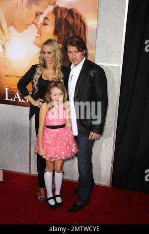 Leticia 'Tish' Cyrus, Noah Cyrus et Billy Ray Cyrus arrivent à la première à Los Angeles de 'The Last Song' au Arclight Theatre sur Sunset Boulevard. Hollywood, Californie. 3/25/10. . Banque D'Images