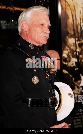 Dale Dye arrive à la première des miniseries HBO, 'The Pacific', au Grauman's Chinese Theatre. Los Angeles, Californie. 02/24/10. Banque D'Images