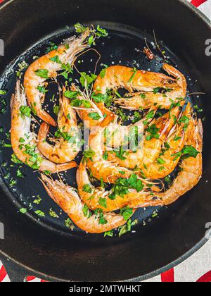 Crevettes grillées au persil dans une poêle. Banque D'Images