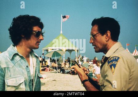 JAWS année : 1975 Etats-Unis Directeur : Steven Spielberg Steven Spielberg, Roy Scheider photo de tournage Banque D'Images