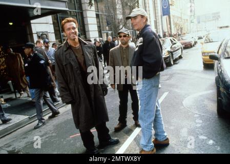 Fin des jours année : 1999 Etats-Unis Directeur : Peter Hyams Arnold Schwarzenegger, Kevin Pollak, Peter Hyams tournage de photos Banque D'Images