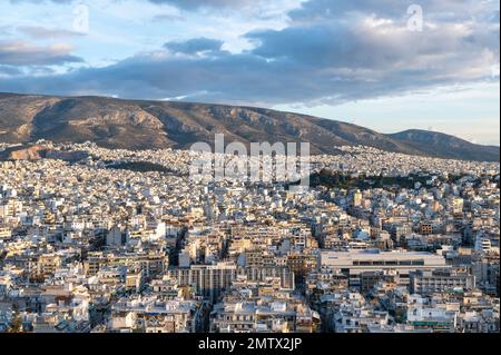 Vue d'ensemble de la ville moderne d'Athènes, Grèce avec Hymettus montagne en arrière-plan Banque D'Images