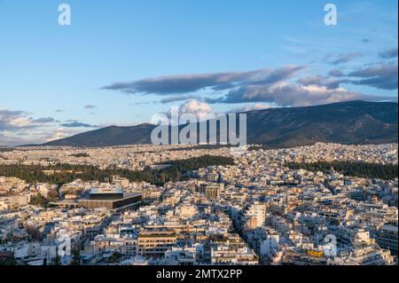 Vue d'ensemble de la ville moderne d'Athènes, Grèce avec Hymettus montagne en arrière-plan Banque D'Images