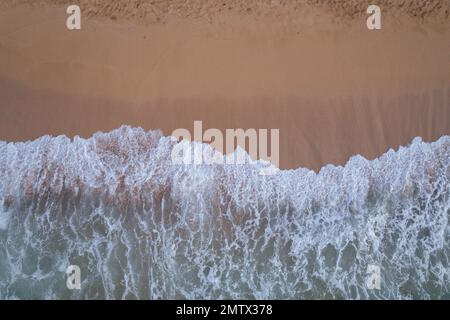 Vue de haut en bas des vagues qui s'écrasant sur la plage Banque D'Images