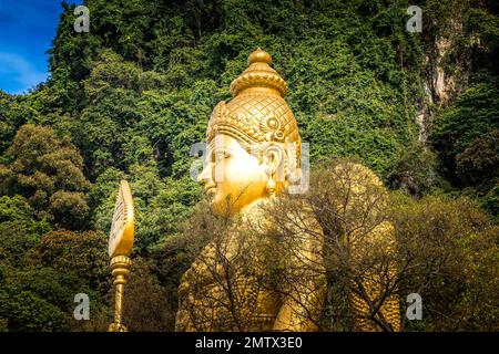 Le Bouddha doré devant les grottes de Batu, Kuala lu,pur, Malaisie Banque D'Images