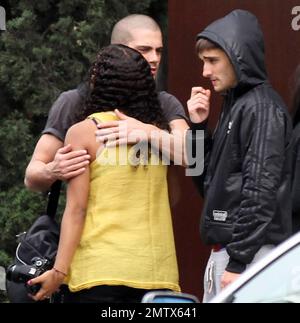 EXCLUSIF !! Le groupe de garçons britanniques, The Wanted, se moque en adorant les fans de femmes en sortant de leur hôtel de Hollywood. Tom, Max, Jay et Nathan ont tous été repérés embrassant et embrassant une foule d'admirateurs et posant pour des photos comme ils ont fait leur chemin à leur limousine d'attente. Il semble que les garçons aient apprécié leur voyage avec Tom Parker twittering 'hungover n'est même pas le mot!'. Les recherchés sont attendus de retour à LOS ANGELES en avril pour une apparition sur American Idol. Los Angeles, Californie. 28th mars 2012. Banque D'Images