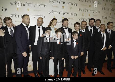 Russell Crowe, Olga Kurylenko et Jai Courtney à la première mondiale du « Diviner de l'eau » à Sydney, en Australie. 2nd décembre 2014. Banque D'Images