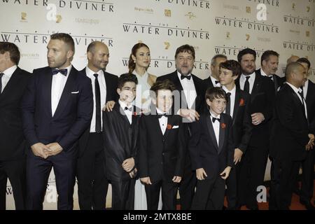 Russell Crowe, Olga Kurylenko et Jai Courtney à la première mondiale du « Diviner de l'eau » à Sydney, en Australie. 2nd décembre 2014. Banque D'Images