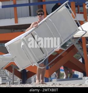 EXCLUSIF !! Robin Thicke et son épouse Paula Patton font étalage de leur corps de plage parfait pendant un après-midi chaud et ensoleillé à Miami, FL. 7/9/11. Banque D'Images