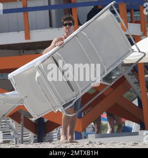 EXCLUSIF !! Robin Thicke et son épouse Paula Patton font étalage de leur corps de plage parfait pendant un après-midi chaud et ensoleillé à Miami, FL. 7/9/11. . Banque D'Images