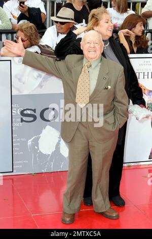 Mickey Rooney et Jan Rooney à la première de Michael Jackson c'est lui au Nokia Theatre de LA Live. Los Angeles, Californie. 10/27/2009. Banque D'Images