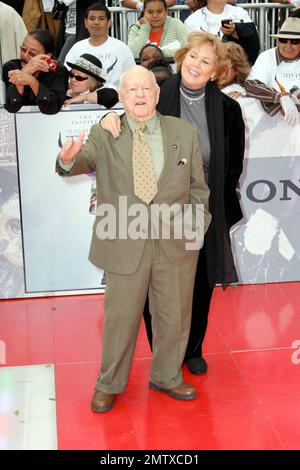 Mickey Rooney et Jan Rooney à la première de Michael Jackson c'est lui au Nokia Theatre de LA Live. Los Angeles, Californie. 10/27/2009. Banque D'Images