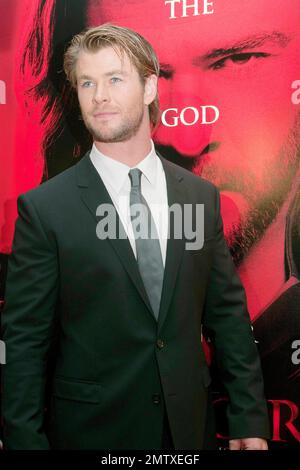 L'acteur australien Chris Hemsworth pose pour les photographes à la première mondiale de « Thor », réalisée par Kenneth Branagh, qui s'est tenue à Event Cinemas George Street. Sydney, Australie. 04/17/11. Banque D'Images